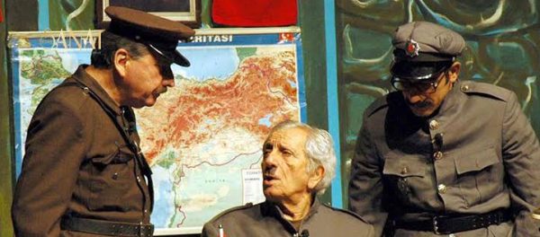Türk tiyatrosunun hafızalarda yer eden isimlerinden Nejat Uygur, kendine özgü oyunculuğu, güçlü doğaçlama yeteneği ve halkın günlük yaşamından beslenen mizah anlayışıyla uzun yıllar boyunca sahnelerin en sevilen sanatçılarından biri oldu. Onu yalnızca bir komedi oyuncusu olarak tanımlamak, sanat yaşamının kapsamını anlatmak için yeterli değildir. Çünkü Uygur; tiyatro oyunculuğunun yanı sıra yazarlık, sahneleme ve topluluk yönetimi alanlarında da üretim yapan, geleneksel Türk tiyatrosunun bazı özelliklerini modern güldürü anlayışıyla bir araya getiren önemli bir sanatçıydı.