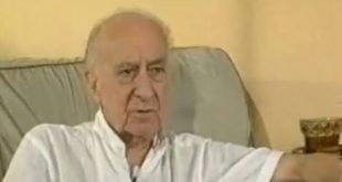 Türk tiyatrosunun uzun soluklu tarihine bakıldığında, yalnızca oynadığı rollerle değil, sanat kurumlarının gelişimine yaptığı katkılarla da hatırlanan isimler dikkat çeker. Vasfi Rıza Zobu, bu isimlerin başında gelir. Oyunculuk, yönetmenlik, tiyatro yöneticiliği ve yazarlık gibi farklı alanlarda üretim yapan sanatçı, aynı zamanda Türk sinemasının ilk dönemlerinde kamera karşısına geçen öncü oyunculardan biridir.