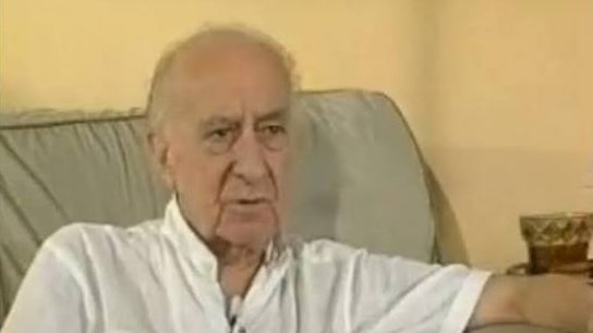 Türk tiyatrosunun uzun soluklu tarihine bakıldığında, yalnızca oynadığı rollerle değil, sanat kurumlarının gelişimine yaptığı katkılarla da hatırlanan isimler dikkat çeker. Vasfi Rıza Zobu, bu isimlerin başında gelir. Oyunculuk, yönetmenlik, tiyatro yöneticiliği ve yazarlık gibi farklı alanlarda üretim yapan sanatçı, aynı zamanda Türk sinemasının ilk dönemlerinde kamera karşısına geçen öncü oyunculardan biridir.