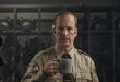Hollywood'da bazı oyuncular tek bir rolle hafızalara kazınırken, bazıları farklı dönemlerde bambaşka kimliklere bürünerek kariyerlerini sürekli yeniden şekillendirir. Bob Odenkirk bu ikinci gruba giren sanatçılardan biridir. Komedi yazarı olarak başladığı kariyerinde televizyon tarihinin önemli programlarına imza atan Odenkirk, zaman içinde oyunculuk, yönetmenlik ve yapımcılık alanlarında da kendisini gösterdi. Ancak onun uluslararası çapta tanınmasını sağlayan asıl karakter, kuşkusuz Saul Goodman oldu.