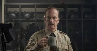 Hollywood'da bazı oyuncular tek bir rolle hafızalara kazınırken, bazıları farklı dönemlerde bambaşka kimliklere bürünerek kariyerlerini sürekli yeniden şekillendirir. Bob Odenkirk bu ikinci gruba giren sanatçılardan biridir. Komedi yazarı olarak başladığı kariyerinde televizyon tarihinin önemli programlarına imza atan Odenkirk, zaman içinde oyunculuk, yönetmenlik ve yapımcılık alanlarında da kendisini gösterdi. Ancak onun uluslararası çapta tanınmasını sağlayan asıl karakter, kuşkusuz Saul Goodman oldu.