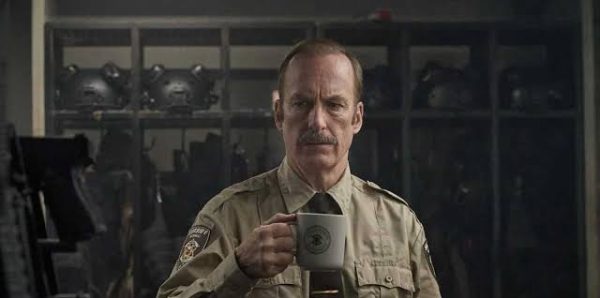 Hollywood'da bazı oyuncular tek bir rolle hafızalara kazınırken, bazıları farklı dönemlerde bambaşka kimliklere bürünerek kariyerlerini sürekli yeniden şekillendirir. Bob Odenkirk bu ikinci gruba giren sanatçılardan biridir. Komedi yazarı olarak başladığı kariyerinde televizyon tarihinin önemli programlarına imza atan Odenkirk, zaman içinde oyunculuk, yönetmenlik ve yapımcılık alanlarında da kendisini gösterdi. Ancak onun uluslararası çapta tanınmasını sağlayan asıl karakter, kuşkusuz Saul Goodman oldu.