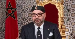 Fas'ın modern tarihinde önemli bir yere sahip olan VI. Muhammed, 1999 yılında tahta geçmesinden itibaren ülkesinin siyasi yapısını, ekonomik hedeflerini ve uluslararası ilişkilerini etkileyen başlıca isimlerden biri olmuştur. 21 Ağustos 1963'te Rabat'ta doğan kral, uzun yıllar Fas'ı yöneten II. Hasan'ın oğludur. Babasının vefatının ardından hükümdarlık görevini devralan VI. Muhammed, ülkenin geleneksel monarşi yapısını korurken toplumsal değişim ve ekonomik gelişme taleplerine de yanıt vermeye çalışmıştır.