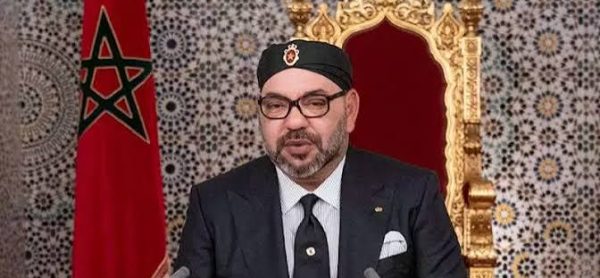Fas'ın modern tarihinde önemli bir yere sahip olan VI. Muhammed, 1999 yılında tahta geçmesinden itibaren ülkesinin siyasi yapısını, ekonomik hedeflerini ve uluslararası ilişkilerini etkileyen başlıca isimlerden biri olmuştur. 21 Ağustos 1963'te Rabat'ta doğan kral, uzun yıllar Fas'ı yöneten II. Hasan'ın oğludur. Babasının vefatının ardından hükümdarlık görevini devralan VI. Muhammed, ülkenin geleneksel monarşi yapısını korurken toplumsal değişim ve ekonomik gelişme taleplerine de yanıt vermeye çalışmıştır.