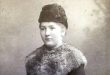 Osmanlı tarihinin son döneminde yaşayan Emine Nazikeda Kadınefendi, Sultan VI. Mehmed Vahdettin’in eşi ve Osmanlı sarayının son başkadınefendisi olarak tanınır. Hayatının önemli bir bölümü, imparatorluğun geleneksel saray düzeni içinde geçmiş; ilerleyen yıllarda ise saltanatın kaldırılması, hanedanın yurt dışına çıkması ve eşini kaybetmesi gibi büyük değişimlerle şekillenmiştir. Bu nedenle Nazikeda Kadınefendi’nin yaşam öyküsü, yalnızca Osmanlı padişahlarından birinin ailesini değil, aynı zamanda bir imparatorluğun sona erişinin insanlar üzerindeki etkilerini de anlatır.