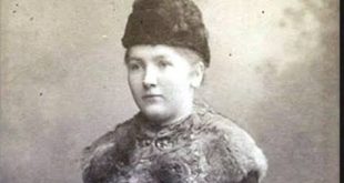 Osmanlı tarihinin son döneminde yaşayan Emine Nazikeda Kadınefendi, Sultan VI. Mehmed Vahdettin’in eşi ve Osmanlı sarayının son başkadınefendisi olarak tanınır. Hayatının önemli bir bölümü, imparatorluğun geleneksel saray düzeni içinde geçmiş; ilerleyen yıllarda ise saltanatın kaldırılması, hanedanın yurt dışına çıkması ve eşini kaybetmesi gibi büyük değişimlerle şekillenmiştir. Bu nedenle Nazikeda Kadınefendi’nin yaşam öyküsü, yalnızca Osmanlı padişahlarından birinin ailesini değil, aynı zamanda bir imparatorluğun sona erişinin insanlar üzerindeki etkilerini de anlatır.