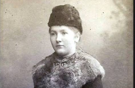 Osmanlı tarihinin son döneminde yaşayan Emine Nazikeda Kadınefendi, Sultan VI. Mehmed Vahdettin’in eşi ve Osmanlı sarayının son başkadınefendisi olarak tanınır. Hayatının önemli bir bölümü, imparatorluğun geleneksel saray düzeni içinde geçmiş; ilerleyen yıllarda ise saltanatın kaldırılması, hanedanın yurt dışına çıkması ve eşini kaybetmesi gibi büyük değişimlerle şekillenmiştir. Bu nedenle Nazikeda Kadınefendi’nin yaşam öyküsü, yalnızca Osmanlı padişahlarından birinin ailesini değil, aynı zamanda bir imparatorluğun sona erişinin insanlar üzerindeki etkilerini de anlatır.