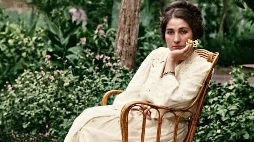 Osmanlı İmparatorluğu’nun son yılları, yalnızca siyasi mücadeleler ve savaşlarla değil, hanedan mensuplarının yaşamlarında meydana gelen köklü değişimlerle de dikkat çeker. Yüzyıllar boyunca devlet yönetiminin merkezinde bulunan Osmanlı ailesi, saltanatın kaldırılması ve Cumhuriyet’in ilanıyla birlikte daha önce karşılaşmadığı bir döneme girmiştir. Bu dönüşümün tanıklarından biri olan Fatma Ulviye Sultan, Osmanlı Devleti’nin son padişahı Sultan VI. Mehmed Vahdettin’in kızı olarak tarih sahnesinde yer alır.