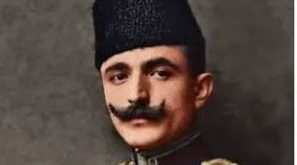 Osmanlı İmparatorluğu’nun son yılları, siyasi çatışmaların, askerî yenilgilerin ve köklü değişim arayışlarının iç içe geçtiği bir dönemdi. Bu dönemde yetişen bazı isimler, yalnızca kendi görevleriyle değil, aldıkları kararların devletin geleceği üzerindeki etkileriyle de tarihe geçti. Enver Paşa, bu isimlerin başında gelir. Genç yaşta askerlik mesleğinde yükselen, İttihat ve Terakki Cemiyeti’nin en etkili liderlerinden biri olan ve Birinci Dünya Savaşı sırasında Harbiye Nazırlığı görevini üstlenen Enver Paşa, Osmanlı tarihinin en fazla tartışılan asker ve siyasetçilerinden biridir.