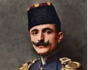 Osmanlı İmparatorluğu’nun son yılları, siyasi çatışmaların, askerî yenilgilerin ve köklü değişim arayışlarının iç içe geçtiği bir dönemdi. Bu dönemde yetişen bazı isimler, yalnızca kendi görevleriyle değil, aldıkları kararların devletin geleceği üzerindeki etkileriyle de tarihe geçti. Enver Paşa, bu isimlerin başında gelir. Genç yaşta askerlik mesleğinde yükselen, İttihat ve Terakki Cemiyeti’nin en etkili liderlerinden biri olan ve Birinci Dünya Savaşı sırasında Harbiye Nazırlığı görevini üstlenen Enver Paşa, Osmanlı tarihinin en fazla tartışılan asker ve siyasetçilerinden biridir.