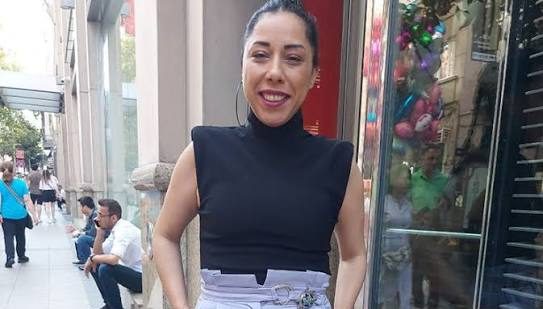 Türk müzik dünyasında bazı isimler, yalnızca kendi çalışmalarıyla değil, yetiştikleri sanat ortamı ve ailelerinden devraldıkları kültürel mirasla da dikkat çeker. Jeyan Büyükburç, bu isimlerden biridir. Türk pop müziğinin önemli sanatçılarından Erol Büyükburç'un kızı ve şarkıcı Ajlan Büyükburç'un kardeşi olan Jeyan Büyükburç, müzikle iç içe büyümüş ve zaman içerisinde kendi sahne kimliğini oluşturmaya yönelmiştir. Şarkıcılığı dans ve gösteri sanatlarıyla birleştiren yaklaşımı, onun sanat yaşamının öne çıkan özellikleri arasında yer alır