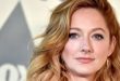 Hollywood’da bazı oyuncular vardır; başrolün hemen yanında görünür, bazen yalnızca birkaç sahnede yer alır ancak performansları uzun süre akılda kalır. Judy Greer, bu tanıma en iyi uyan oyunculardan biridir. Komedi filmlerinden dramalara, korku yapımlarından bilim kurguya, süper kahraman filmlerinden animasyon dizilerine kadar çok geniş bir alanda çalışan Amerikalı oyuncu, özellikle yardımcı karakterleri kendine özgü bir enerjiyle canlandırmasıyla tanınır.