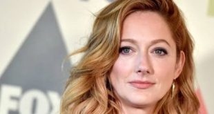 Hollywood’da bazı oyuncular vardır; başrolün hemen yanında görünür, bazen yalnızca birkaç sahnede yer alır ancak performansları uzun süre akılda kalır. Judy Greer, bu tanıma en iyi uyan oyunculardan biridir. Komedi filmlerinden dramalara, korku yapımlarından bilim kurguya, süper kahraman filmlerinden animasyon dizilerine kadar çok geniş bir alanda çalışan Amerikalı oyuncu, özellikle yardımcı karakterleri kendine özgü bir enerjiyle canlandırmasıyla tanınır.