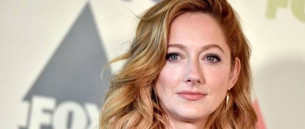 Hollywood’da bazı oyuncular vardır; başrolün hemen yanında görünür, bazen yalnızca birkaç sahnede yer alır ancak performansları uzun süre akılda kalır. Judy Greer, bu tanıma en iyi uyan oyunculardan biridir. Komedi filmlerinden dramalara, korku yapımlarından bilim kurguya, süper kahraman filmlerinden animasyon dizilerine kadar çok geniş bir alanda çalışan Amerikalı oyuncu, özellikle yardımcı karakterleri kendine özgü bir enerjiyle canlandırmasıyla tanınır.