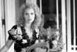 Elizabeth Berkley, televizyon dünyasında tanınan gençlik dizilerinden Hollywood sinemasının tartışmalı yapımlarına uzanan kariyeriyle dikkat çeken Amerikalı bir oyuncudur. 1990'lı yıllarda geniş bir hayran kitlesine ulaşmasını sağlayan Saved by the Bell dizisindeki Jessie Spano karakteri, onun popüler kültürde kalıcı bir yer edinmesine yardımcı olmuştur. Daha sonra rol aldığı Showgirls filmi ise Berkley'nin kariyerinde önemli bir dönüm noktası yaratmış, oyuncunun hem mesleki yaşamını hem de kamuoyundaki imajını etkileyen bir tartışmanın merkezine yerleşmesine neden olmuştur.