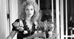 Elizabeth Berkley, televizyon dünyasında tanınan gençlik dizilerinden Hollywood sinemasının tartışmalı yapımlarına uzanan kariyeriyle dikkat çeken Amerikalı bir oyuncudur. 1990'lı yıllarda geniş bir hayran kitlesine ulaşmasını sağlayan Saved by the Bell dizisindeki Jessie Spano karakteri, onun popüler kültürde kalıcı bir yer edinmesine yardımcı olmuştur. Daha sonra rol aldığı Showgirls filmi ise Berkley'nin kariyerinde önemli bir dönüm noktası yaratmış, oyuncunun hem mesleki yaşamını hem de kamuoyundaki imajını etkileyen bir tartışmanın merkezine yerleşmesine neden olmuştur.
