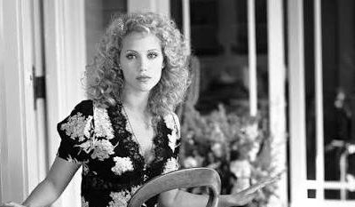 Elizabeth Berkley, televizyon dünyasında tanınan gençlik dizilerinden Hollywood sinemasının tartışmalı yapımlarına uzanan kariyeriyle dikkat çeken Amerikalı bir oyuncudur. 1990'lı yıllarda geniş bir hayran kitlesine ulaşmasını sağlayan Saved by the Bell dizisindeki Jessie Spano karakteri, onun popüler kültürde kalıcı bir yer edinmesine yardımcı olmuştur. Daha sonra rol aldığı Showgirls filmi ise Berkley'nin kariyerinde önemli bir dönüm noktası yaratmış, oyuncunun hem mesleki yaşamını hem de kamuoyundaki imajını etkileyen bir tartışmanın merkezine yerleşmesine neden olmuştur.