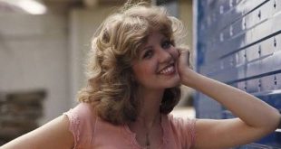 Amerikan sinemasının özellikle 1970'li ve 1980'li yıllardaki dikkat çekici oyuncularından Nancy Allen, korku, gerilim ve bilim kurgu türlerinde sergilediği performanslarla tanınan bir sanatçıdır. Kariyeri boyunca farklı karakterlere hayat veren Allen, kimi yapımlarda seyircinin karşısına tehlikeli olayların ortasında kalan bir kadın olarak çıkarken kimi filmlerde cesareti ve kararlılığıyla öne çıkan karakterleri canlandırmıştır. Carrie, Dressed to Kill, Blow Out ve RoboCop gibi yapımlar, oyuncunun sinema dünyasındaki yerini sağlamlaştıran önemli eserler arasında bulunur.
