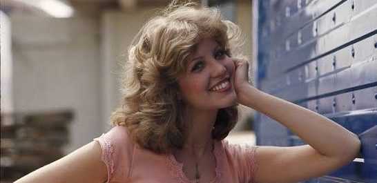 Amerikan sinemasının özellikle 1970'li ve 1980'li yıllardaki dikkat çekici oyuncularından Nancy Allen, korku, gerilim ve bilim kurgu türlerinde sergilediği performanslarla tanınan bir sanatçıdır. Kariyeri boyunca farklı karakterlere hayat veren Allen, kimi yapımlarda seyircinin karşısına tehlikeli olayların ortasında kalan bir kadın olarak çıkarken kimi filmlerde cesareti ve kararlılığıyla öne çıkan karakterleri canlandırmıştır. Carrie, Dressed to Kill, Blow Out ve RoboCop gibi yapımlar, oyuncunun sinema dünyasındaki yerini sağlamlaştıran önemli eserler arasında bulunur.
