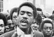 Bobby Seale, 1960'lı yıllarda Amerika Birleşik Devletleri'nde yükselen siyah özgürlük hareketinin önde gelen temsilcilerinden biri olarak tarihe geçmiştir. Siyasi aktivist, yazar ve devrimci kimliğiyle tanınan Seale, özellikle Huey P. Newton ile birlikte kurduğu Kara Panter Partisi sayesinde geniş kitlelerin dikkatini çekmiştir. Irkçılığa, polis şiddetine, ekonomik adaletsizliğe ve siyah Amerikalıların siyasi hayattan dışlanmasına karşı mücadele eden Seale, Amerikan toplumundaki köklü eşitsizliklerin tartışılmasında etkili olmuştur.