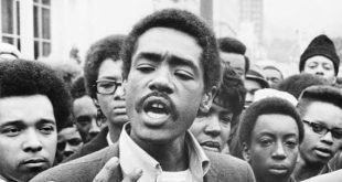 Bobby Seale, 1960'lı yıllarda Amerika Birleşik Devletleri'nde yükselen siyah özgürlük hareketinin önde gelen temsilcilerinden biri olarak tarihe geçmiştir. Siyasi aktivist, yazar ve devrimci kimliğiyle tanınan Seale, özellikle Huey P. Newton ile birlikte kurduğu Kara Panter Partisi sayesinde geniş kitlelerin dikkatini çekmiştir. Irkçılığa, polis şiddetine, ekonomik adaletsizliğe ve siyah Amerikalıların siyasi hayattan dışlanmasına karşı mücadele eden Seale, Amerikan toplumundaki köklü eşitsizliklerin tartışılmasında etkili olmuştur.