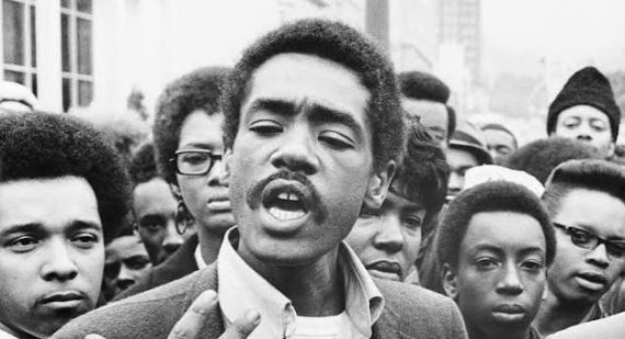 Bobby Seale, 1960'lı yıllarda Amerika Birleşik Devletleri'nde yükselen siyah özgürlük hareketinin önde gelen temsilcilerinden biri olarak tarihe geçmiştir. Siyasi aktivist, yazar ve devrimci kimliğiyle tanınan Seale, özellikle Huey P. Newton ile birlikte kurduğu Kara Panter Partisi sayesinde geniş kitlelerin dikkatini çekmiştir. Irkçılığa, polis şiddetine, ekonomik adaletsizliğe ve siyah Amerikalıların siyasi hayattan dışlanmasına karşı mücadele eden Seale, Amerikan toplumundaki köklü eşitsizliklerin tartışılmasında etkili olmuştur.