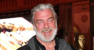 Sinema ve televizyon dünyasında bazı oyuncular, başrollerden bağımsız olarak canlandırdıkları karakterlerle izleyicilerin hafızasında kalıcı bir yer edinir. Ray Stevenson, bu isimlerden biridir. Güçlü ekran varlığı, tok sesi ve karakterlerine kattığı doğal otoriteyle tanınan İngiliz aktör, kariyeri boyunca tarihî dramalardan fantastik maceralara, suç filmlerinden bilim kurgu yapımlarına kadar geniş bir alanda çalıştı. Özellikle savaşçıları, askerleri ve karmaşık kişiliklere sahip otorite figürlerini canlandırmadaki başarısıyla dikkat çekti.