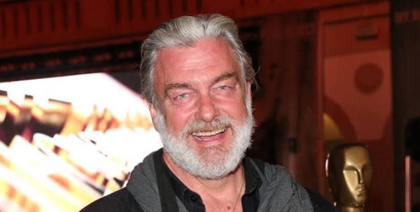 Sinema ve televizyon dünyasında bazı oyuncular, başrollerden bağımsız olarak canlandırdıkları karakterlerle izleyicilerin hafızasında kalıcı bir yer edinir. Ray Stevenson, bu isimlerden biridir. Güçlü ekran varlığı, tok sesi ve karakterlerine kattığı doğal otoriteyle tanınan İngiliz aktör, kariyeri boyunca tarihî dramalardan fantastik maceralara, suç filmlerinden bilim kurgu yapımlarına kadar geniş bir alanda çalıştı. Özellikle savaşçıları, askerleri ve karmaşık kişiliklere sahip otorite figürlerini canlandırmadaki başarısıyla dikkat çekti.