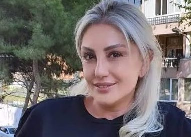 Türk müziğinde geçmişin izlerini bugünün dinleyicileriyle buluşturan sanatçılar arasında Muazzez Ersoy'un ayrıcalıklı bir yeri vardır. Güçlü sesi, duygusal yorum biçimi ve eski dönemlerin sevilen eserlerine gösterdiği ilgiyle tanınan sanatçı, özellikle 1990'lı yıllarda geniş bir dinleyici kitlesine ulaşmıştır. Geleneksel Türk sanat müziğinin unutulmaz şarkılarını yeniden yorumlayarak müzikseverlerin beğenisini kazanan Ersoy, zaman içinde nostalji kavramıyla özdeşleşen isimlerden biri hâline gelmiştir.