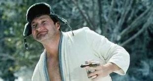 Hollywood sinemasında bazı oyuncular, başrol oynadıkları filmlerle değil, canlandırdıkları karakterlere kattıkları özgünlükle hafızalara kazınır. Randy Quaid, bu tanıma uyan oyuncular arasında yer alır. Kariyeri boyunca birbirinden oldukça farklı kişilikleri canlandıran Amerikalı sanatçı; dramatik filmlerdeki etkileyici performansları, sıra dışı komedi karakterleri ve tarihsel kişiliklere getirdiği yorumlarla tanınmıştır.