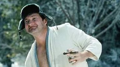 Hollywood sinemasında bazı oyuncular, başrol oynadıkları filmlerle değil, canlandırdıkları karakterlere kattıkları özgünlükle hafızalara kazınır. Randy Quaid, bu tanıma uyan oyuncular arasında yer alır. Kariyeri boyunca birbirinden oldukça farklı kişilikleri canlandıran Amerikalı sanatçı; dramatik filmlerdeki etkileyici performansları, sıra dışı komedi karakterleri ve tarihsel kişiliklere getirdiği yorumlarla tanınmıştır.