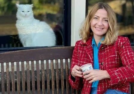Türk dizi ve sinema sektöründe senaryo yazarlığı, çoğu zaman izleyicinin ekranda gördüğü oyuncular kadar görünür olmasa da bir yapımın başarısında belirleyici rol oynar. Karakterlerin nasıl şekilleneceği, olayların hangi sırayla ilerleyeceği, duygusal çatışmaların nasıl kurulacağı ve hikâyenin izleyicide bırakacağı etki büyük ölçüde senaristin kaleminden çıkar. Nuran Evren Şit de Türkiye'de son yıllarda bu açıdan öne çıkan senaristlerden biridir.