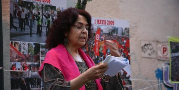 Türk tiyatrosunda toplumsal meseleleri sahneye taşıyan yazarlar arasında yer alan Bilgesu Erenus, farklı edebiyat türlerinde ortaya koyduğu eserlerle tanınan çok yönlü bir sanatçıdır. Tiyatro oyunlarından romanlara, radyo metinlerinden film senaryolarına ve çocuk oyunlarına uzanan üretimleri, onun sanat dünyasının genişliğini ortaya koyar. Erenus'un yazarlığında insanın yaşadığı çevreyle ilişkisi, toplumsal eşitsizlikler, göç, emek, özgürlük ve kadınların toplumdaki konumu gibi konular belirgin bir yer tutar.
