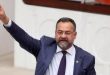 Türk halk müziğinde yöresel ezgileri çağdaş bir yorumla buluşturan isimlerden biri olan Tolga Çandar, özellikle Ege Bölgesi'nin kültürel mirasını müzik aracılığıyla geniş kitlelere ulaştırmasıyla tanınır. Sanatçının kariyeri yalnızca türkü yorumculuğundan ibaret değildir. Bestecilik, mühendislik, oyunculuk, yazarlık ve siyaset gibi farklı alanlarda da faaliyet gösteren Çandar, çok yönlü meslek yaşamıyla dikkat çeker. Ege'nin kendine özgü müzik geleneğine duyduğu ilgi, üniversite yıllarında başlayan sanat çalışmalarıyla birleşmiş ve uzun yıllara yayılan bir müzik yolculuğuna dönüşmüştür.