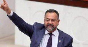 Türk halk müziğinde yöresel ezgileri çağdaş bir yorumla buluşturan isimlerden biri olan Tolga Çandar, özellikle Ege Bölgesi'nin kültürel mirasını müzik aracılığıyla geniş kitlelere ulaştırmasıyla tanınır. Sanatçının kariyeri yalnızca türkü yorumculuğundan ibaret değildir. Bestecilik, mühendislik, oyunculuk, yazarlık ve siyaset gibi farklı alanlarda da faaliyet gösteren Çandar, çok yönlü meslek yaşamıyla dikkat çeker. Ege'nin kendine özgü müzik geleneğine duyduğu ilgi, üniversite yıllarında başlayan sanat çalışmalarıyla birleşmiş ve uzun yıllara yayılan bir müzik yolculuğuna dönüşmüştür.