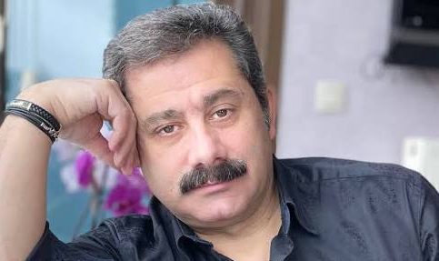 Türk halk müziğinin geleneksel çizgisini yaşatan sanatçılar arasında yer alan Nurullah Akçayır, bağlama icrasındaki ustalığı, kendine has yorum biçimi ve Anadolu kültürüne duyduğu bağlılıkla tanınır. Erzurum'da başlayan müzik yolculuğunu radyo çalışmalarından albümlere, televizyon programlarından sahne performanslarına kadar geniş bir alana taşıyan sanatçı, uzun yıllar boyunca halk müziğinin gelişimine katkıda bulunmuştur. Hem saz sanatçısı hem de türkü yorumcusu olarak öne çıkan Akçayır, kendi besteleriyle de müzikal kimliğini ortaya koymuştur.