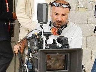 Türk sinemasında gerçekçi anlatımı, güçlü karakterleri ve toplumsal hayatın karanlık taraflarına odaklanan hikâyeleriyle öne çıkan Serdar Akar, özellikle 1990'ların sonundan itibaren Türk sinema ve televizyon sektöründe etkili olan yönetmenlerden biridir. Yönetmenliğin yanı sıra senarist ve yapımcı kimliğiyle de çeşitli projelerde görev alan Akar; Gemide, Dar Alanda Kısa Paslaşmalar, Barda, Kurtlar Vadisi Irak ve Behzat Ç. gibi yapımlarla geniş bir izleyici kitlesine ulaşmıştır.