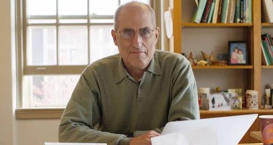 Bilim tarihinde bazı araştırmacılar, yalnızca belirli bir problemi çözmekle kalmaz; bir bilim dalının başka alanlarla kurduğu ilişkiyi de değiştirir. Amerikalı teorik fizikçi Edward Witten, bu tür bilim insanlarının başında gelir. Kuantum alan teorisi, sicim teorisi, matematiksel fizik ve kuantum kütleçekimi üzerine yaptığı çalışmalarla tanınan Witten, evrenin temel yasalarını anlamaya yönelik araştırmalara yeni bir bakış açısı kazandırmıştır.