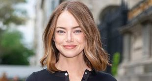 Hollywood sinemasının dikkat çeken oyuncularından Emma Stone, farklı karakterlere hayat verme konusundaki başarısı, kendine has oyunculuk tarzı ve cesur proje seçimleriyle uluslararası alanda tanınan bir sanatçı haline gelmiştir. Kariyerine genç yaşta televizyon yapımlarıyla başlayan Stone, zaman içerisinde romantik komedilerden bilimkurguya, müzikallerden psikolojik dramalara kadar pek çok farklı türde rol almıştır. Özellikle La La Land ve Poor Things filmleriyle kazandığı Akademi Ödülleri, oyuncunun sinema tarihindeki yerini güçlendirmiştir.
