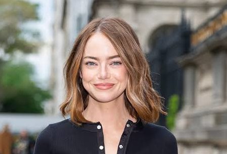 Hollywood sinemasının dikkat çeken oyuncularından Emma Stone, farklı karakterlere hayat verme konusundaki başarısı, kendine has oyunculuk tarzı ve cesur proje seçimleriyle uluslararası alanda tanınan bir sanatçı haline gelmiştir. Kariyerine genç yaşta televizyon yapımlarıyla başlayan Stone, zaman içerisinde romantik komedilerden bilimkurguya, müzikallerden psikolojik dramalara kadar pek çok farklı türde rol almıştır. Özellikle La La Land ve Poor Things filmleriyle kazandığı Akademi Ödülleri, oyuncunun sinema tarihindeki yerini güçlendirmiştir.