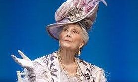 İngiliz oyuncu Rosemary Harris, tiyatro sahnesinden Hollywood sinemasına uzanan başarılı kariyeriyle uluslararası sanat dünyasında kendisine özel bir yer edinmiştir. Klasik tiyatro eserlerindeki yorumları, tarihsel karakterleri canlandırmadaki başarısı ve sinemada üstlendiği güçlü rollerle tanınan sanatçı, farklı dönemlerde farklı izleyici kuşaklarına ulaşmayı başarmıştır. Özellikle Sam Raimi'nin yönettiği Spider-Man filmlerinde canlandırdığı May Parker karakteri, onun dünya çapında tanınmasına önemli katkı sağlamıştır.