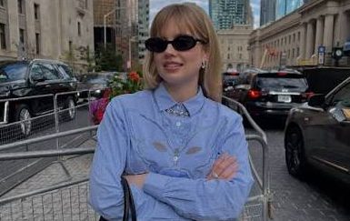 Avustralyalı oyuncu Angourie Rice, genç yaşta başladığı oyunculuk kariyerini uluslararası sinema ve televizyon projeleriyle geliştiren, özellikle Hollywood yapımlarındaki performanslarıyla dikkat çeken isimlerden biridir. Doğal oyunculuğu, farklı karakterlere uyum sağlayabilmesi ve dramatik sahnelerdeki başarısıyla tanınan Rice, çocuk oyunculuktan yetişkin oyunculuğa geçiş sürecini başarılı biçimde yöneten sanatçılar arasında gösterilmektedir.
