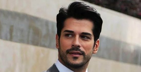 Türk televizyon ve sinema dünyasının öne çıkan isimlerinden Burak Özçivit, yıllar içerisinde yalnızca Türkiye'de değil, Türk dizilerinin farklı ülkelerde izlenmesiyle birlikte uluslararası ölçekte de tanınan oyunculardan biri haline geldi. Kamera karşısındaki kariyerine modellikten geçiş yapan Özçivit; romantik dramadan tarihi yapımlara, komediden aksiyona kadar farklı türlerdeki projelerde rol aldı.