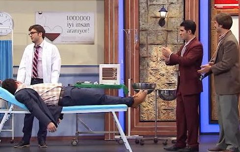 Türk televizyonunda skeç programlarının kendine özgü bir yeri bulunuyor. Günlük yaşamdan alınan olayların abartılarak yeniden yorumlanması, sıradan insanların davranışlarının komedi malzemesine dönüştürülmesi ve genç oyuncuların sahne üzerinde kendilerini geliştirmesi, bu tür yapımların temel özellikleri arasında yer alıyor. Çok Güzel Hareketler 2 de bu geleneği yeni bir kuşakla devam ettiren yapımlardan biri olarak öne çıkıyor.