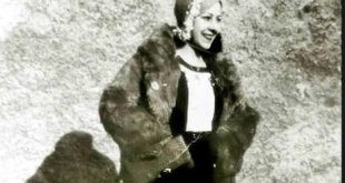 Türk tiyatro tarihinin adı en çok hatırlanan kadın sanatçılarından biri olan Afife Jale, sahneye çıkmak için yalnızca oyunculuk yeteneğine değil, aynı zamanda olağanüstü bir cesarete de ihtiyaç duyulan bir dönemde sanat yaşamına adım attı. 1902 yılında İstanbul'da dünyaya gelen Afife Jale, Osmanlı Devleti'nin son yıllarında Müslüman bir Türk kadınının tiyatro sahnesinde yer almasının önündeki engellere rağmen oyunculuk mesleğini seçti.