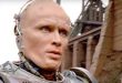 Peter Weller, Hollywood sinemasında özellikle bilim kurgu türündeki performanslarıyla tanınan Amerikalı oyuncu, yönetmen ve akademisyendir. 1987 yılında vizyona giren RoboCop filminde canlandırdığı Alex Murphy karakteri, onu dünya çapında tanınan bir sanatçı hâline getirmiştir. Ancak Weller'in mesleki geçmişi, metal zırhın ardında yaşayan bir polis memurunun hikâyesinden çok daha geniştir.