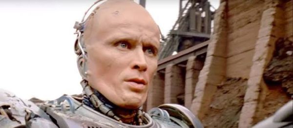 Peter Weller, Hollywood sinemasında özellikle bilim kurgu türündeki performanslarıyla tanınan Amerikalı oyuncu, yönetmen ve akademisyendir. 1987 yılında vizyona giren RoboCop filminde canlandırdığı Alex Murphy karakteri, onu dünya çapında tanınan bir sanatçı hâline getirmiştir. Ancak Weller'in mesleki geçmişi, metal zırhın ardında yaşayan bir polis memurunun hikâyesinden çok daha geniştir.