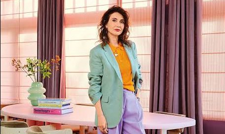 Avrupa sinemasından çıkarak dünya çapında tanınan oyuncular arasında yer alan Carice van Houten, etkileyici performansları ve birbirinden farklı karakterlere hayat verme becerisiyle öne çıkan Hollandalı bir sanatçıdır. Kariyerinin ilk yıllarında ülkesindeki televizyon ve sinema projeleriyle dikkat çeken oyuncu, zaman içerisinde uluslararası yapımlarda da kendisine sağlam bir yer edinmiştir. Özellikle Kara Kitap filmi ve Game of Thrones dizisi, onun geniş kitleler tarafından tanınmasını sağlayan önemli projeler arasında bulunu