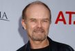 Hollywood'da bazı oyuncular vardır; başrolü üstlenmeseler bile yer aldıkları yapımların en akılda kalan isimlerinden biri olmayı başarırlar. Kurtwood Smith, bu oyuncular arasında özel bir yere sahiptir. Onu izleyicilerin hafızasına kazıyan unsur, yalnızca uzun yıllara yayılan kariyeri değil, birbirinden oldukça farklı karakterleri etkileyici biçimde canlandırabilmesidir. Kimi zaman korku uyandıran bir suçlu, kimi zaman ailesinin üzerinde otorite kurmaya çalışan bir baba, kimi zamansa bilim kurgu dünyasında önemli bir figür olarak karşımıza çıkar.