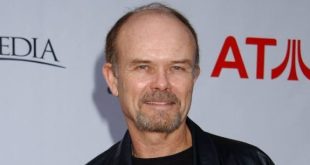 Hollywood'da bazı oyuncular vardır; başrolü üstlenmeseler bile yer aldıkları yapımların en akılda kalan isimlerinden biri olmayı başarırlar. Kurtwood Smith, bu oyuncular arasında özel bir yere sahiptir. Onu izleyicilerin hafızasına kazıyan unsur, yalnızca uzun yıllara yayılan kariyeri değil, birbirinden oldukça farklı karakterleri etkileyici biçimde canlandırabilmesidir. Kimi zaman korku uyandıran bir suçlu, kimi zaman ailesinin üzerinde otorite kurmaya çalışan bir baba, kimi zamansa bilim kurgu dünyasında önemli bir figür olarak karşımıza çıkar.